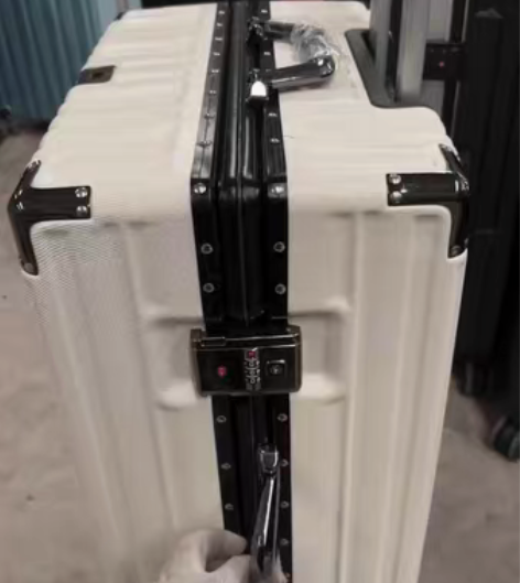 部分精品库存样品拉杆箱 感兴趣的话点“我想...