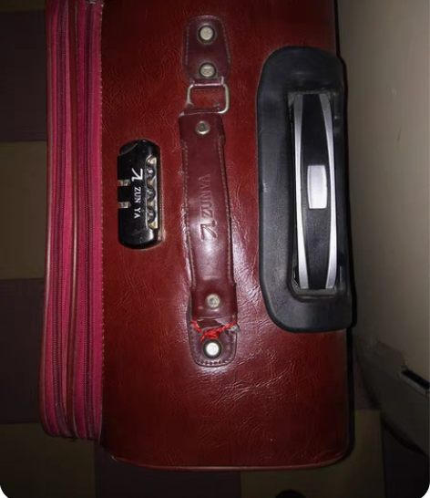 拉杆箱 家中多个，因搬家没处放了，拿出来转...