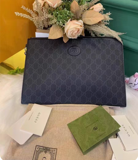 Gucci古驰互扣式双G男士手拿包 材质采...