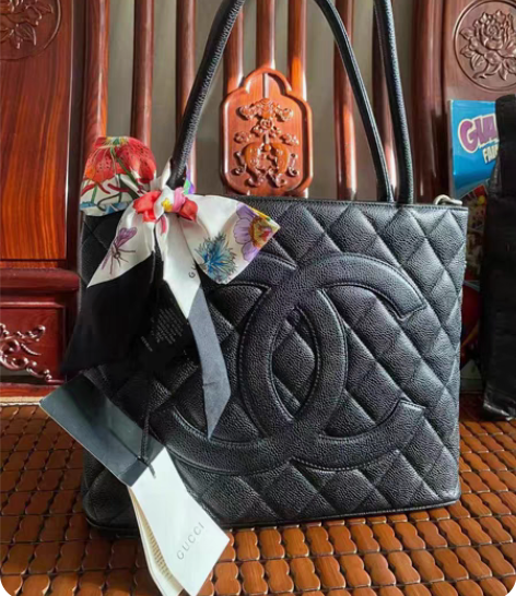 包邮全新gucci真丝小丝巾 香港购入，全...