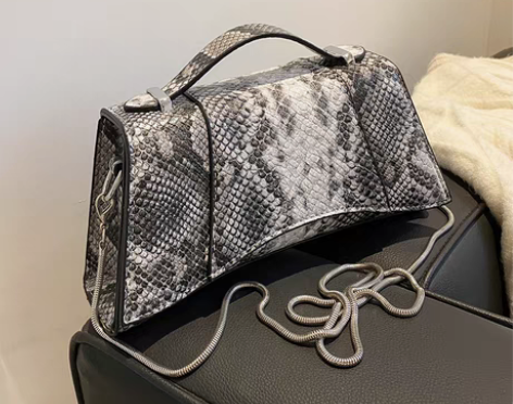 转卖链条斜挎包，全新仅拆封，没背过 感兴趣...