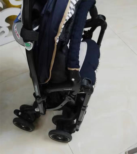 combi婴儿车。日本亚马逊买的。配色亚马...