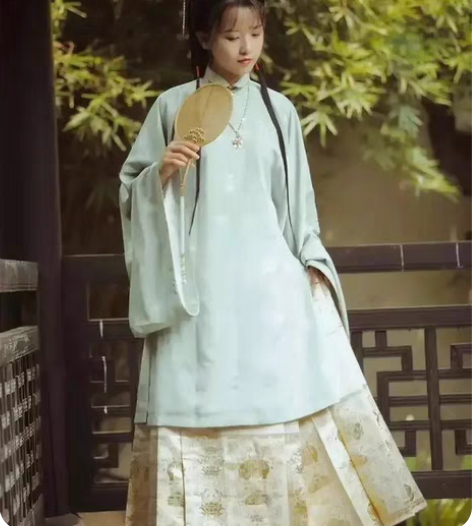 出兰若庭 白金马面裙 感兴趣的话点“我想要...