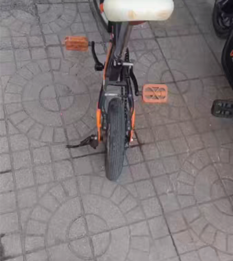 折叠儿童车一辆！六岁以上可骑！质量扛扛的！...