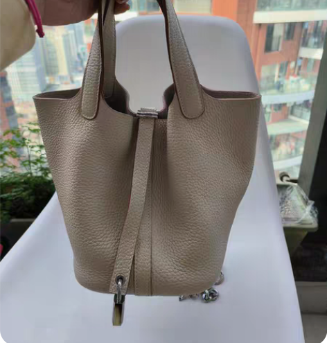 水泥灰还是奶昔白菜篮子 我自己没看到颜色偏...