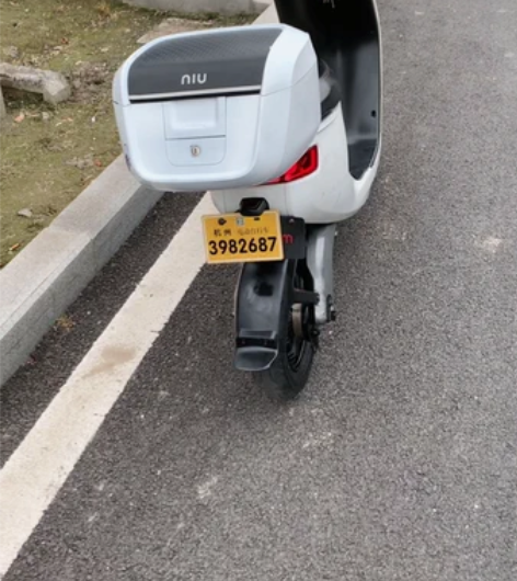 小牛M1青春版电动，准备回家了，电池续航3...