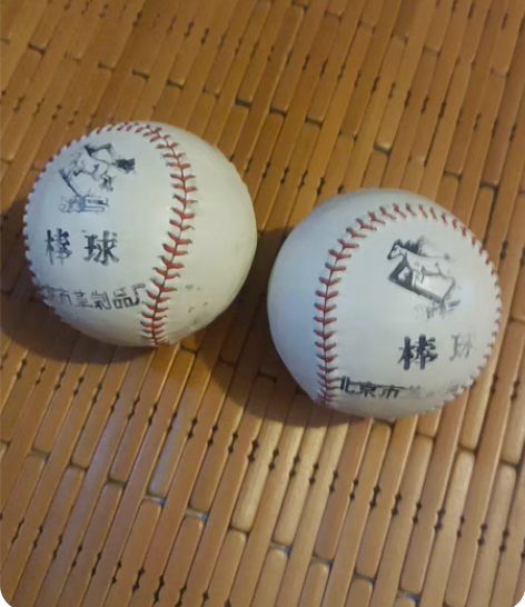 一对手工缝制皮棒球，老物件怀旧用品，保存很...