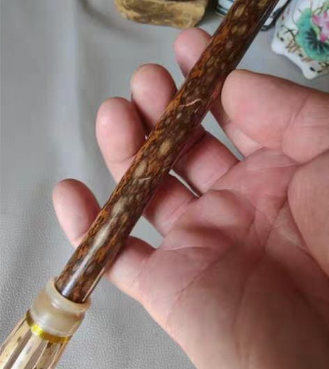 精品梅鹿老笔杆，蜡?白花，玉化牛角精工镶嵌...