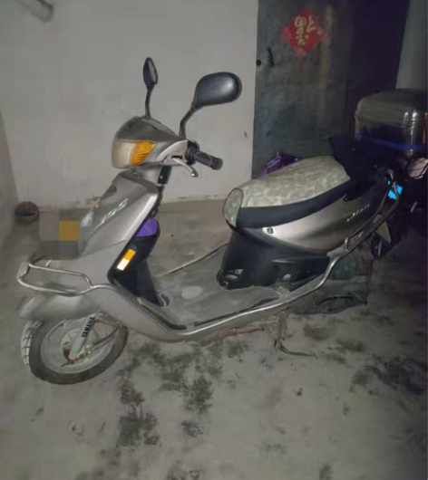 雅马哈巧阁100摩托车，性能良好。闲置，转...