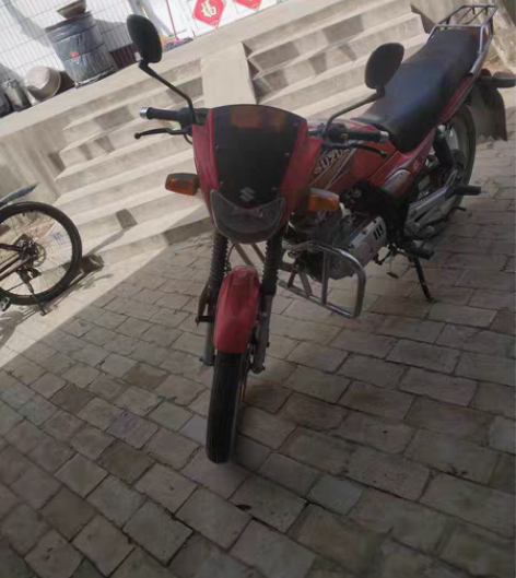 铃木钻豹摩托车，国三黑烟筒的新款，加钱买的...