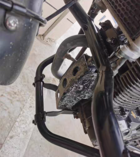 出售银钢拿铁摩托车保险杠，就用过一次，9成...