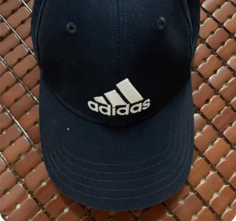 包邮阿迪达斯帽子深蓝色，奥特莱斯凑单买的，...