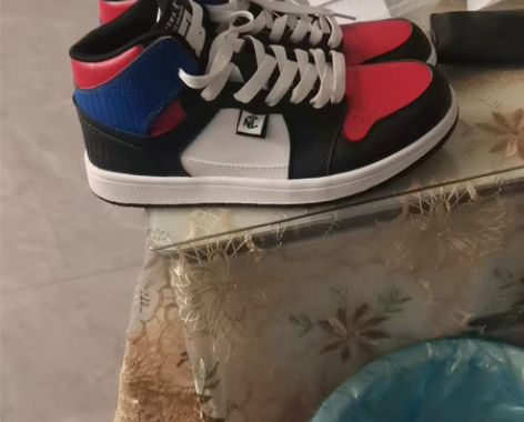 全新乔丹篮球鞋，一次都没有穿过 感兴趣的话...