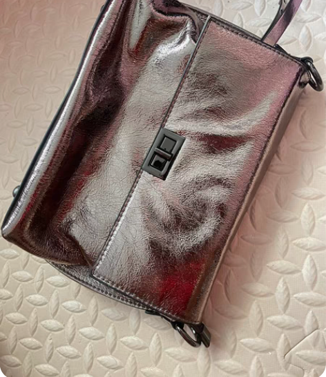 包邮闲置了一年的包包，图一是今天刚拍的，只...