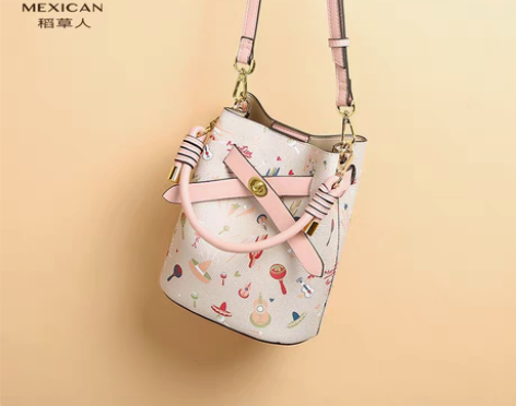 转卖稻草人女包2021新款潮水桶包单肩包时...