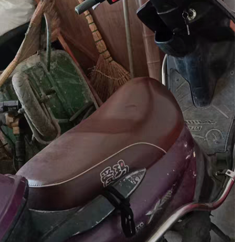 爱玛电动车电池正常,轮胎都是好的 到手不用...