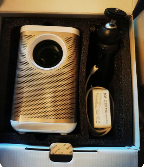 知麻智能便携家用高清投影仪。支持各种角度投...