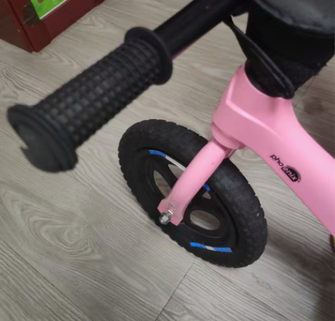 凤凰儿童平衡车,镁合金,充气胎,有些地方掉...