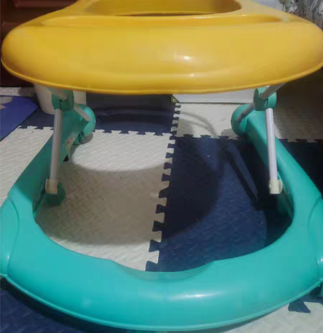 婴儿学步车，自己买了一个，朋友又送了一个，...