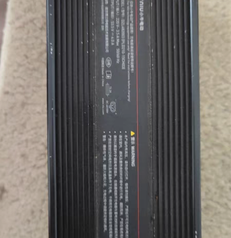 出原装小牛4安充电器，成色很新基本没用过就...