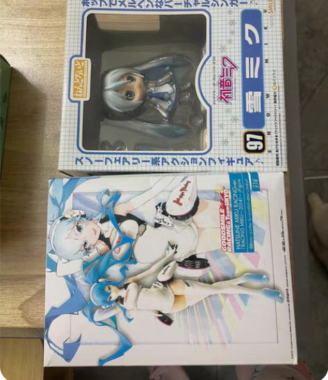 包邮都是娃娃机抓的，估计不是日版，初音手办...