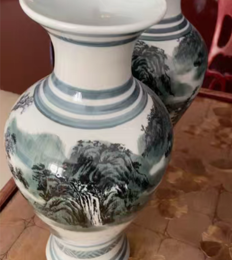 瓷花瓶，150元一对 感兴趣的话点“我想要...