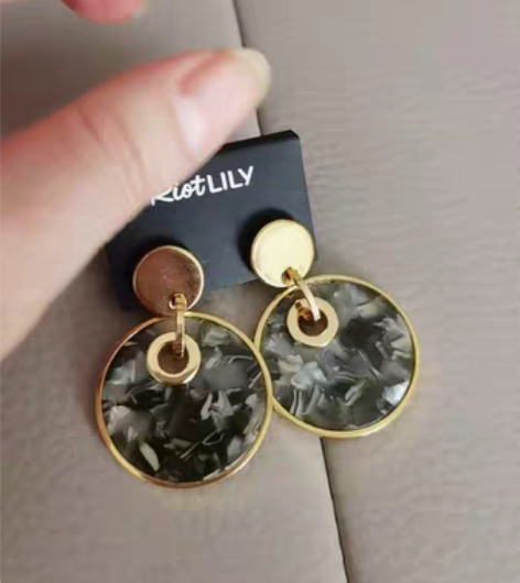 耳环RiotⅠily全新的，买来的大耳环跟...