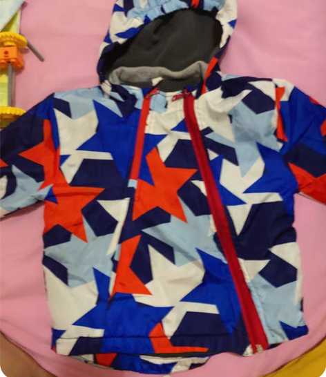 100码冲锋衣，里面加绒很保暖，适合90到...