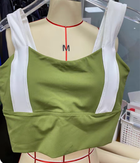 服装公司样衣处理 仅模特试穿 白绿拼接款何...