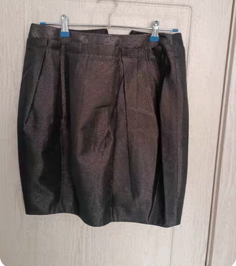 INSUN黑色半身花苞裙，40码，几乎全新...