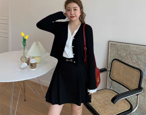 转卖璐可爱/风格永存 微胖mm黑白撞色V领...