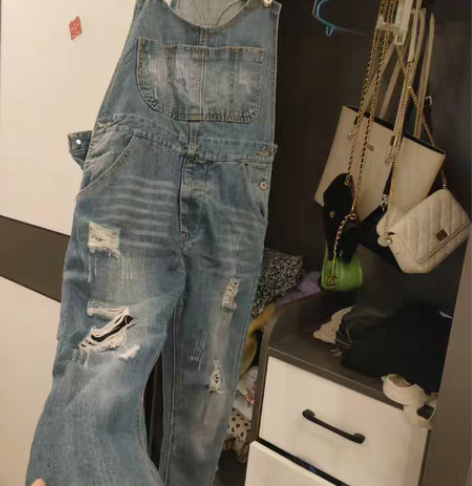 牛仔背带裤 感兴趣的话点“我想要”和我私聊...