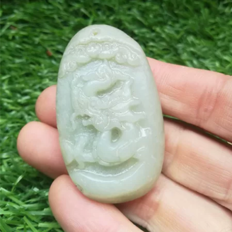 和田玉雕刻龙雕刻的线条流畅，包浆老气，标价...