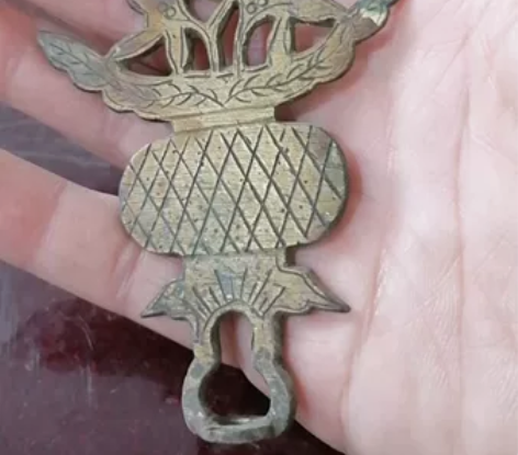 老铜帐钩挂花，花篮型，表面有油漆，品相如图...