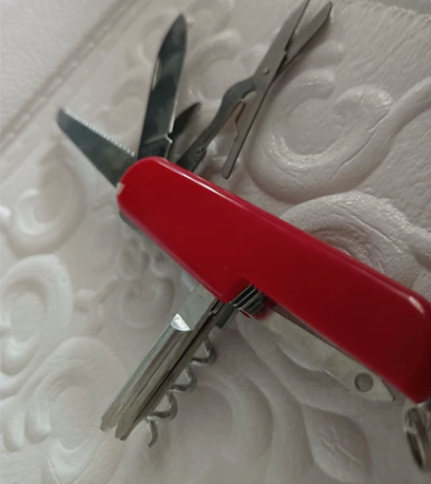 瑞士军刀多功能户外野营锋利折叠水果小刀具防...