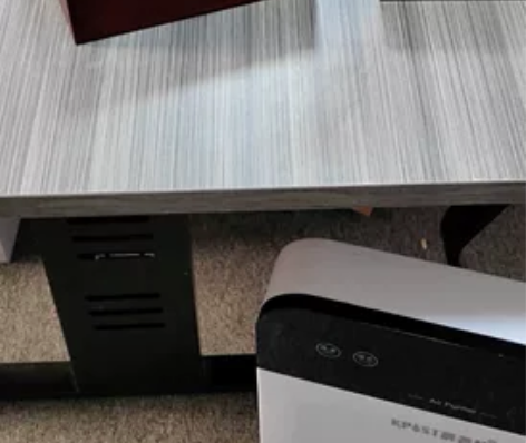 黑色的是红酒开瓶器套装，红色的是便携保湿盒...