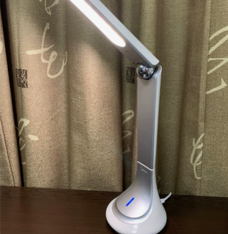 全新未开封美的护眼台灯，三档调节亮度。包邮...