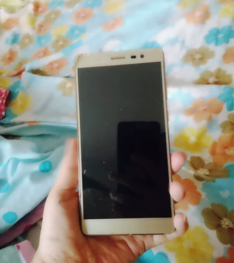 中兴c2016，功能正常，带防爆膜(膜左上...