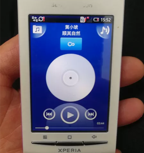 索尼爱立信手机一部，电池充电器。没有维修史...