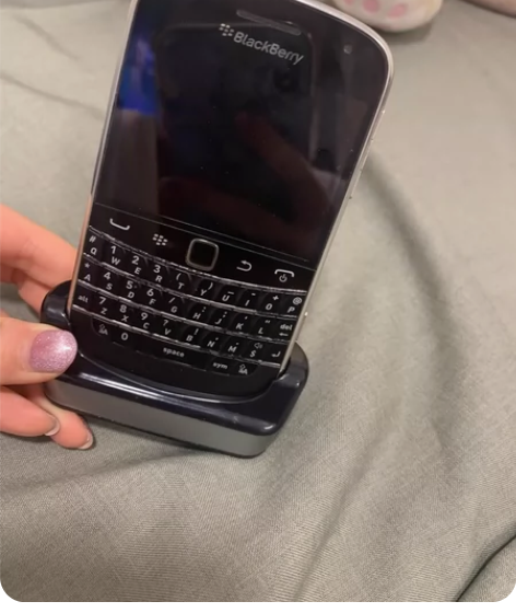 黑莓手机9900带原装底座，平替ccd相机...
