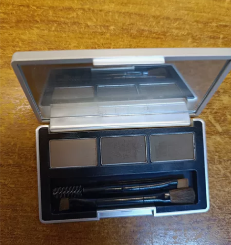 眉粉，不记得这个牌子叫什么了，我自己还有一...