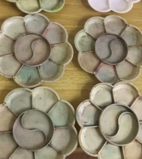 梅花形13.5厘米，10格塑料调色盘。14...