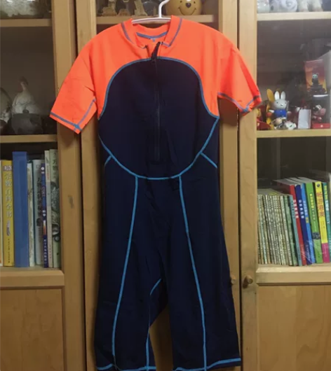 迪卡侬购买儿童连体泳衣、泳帽、泳镜，八成新...