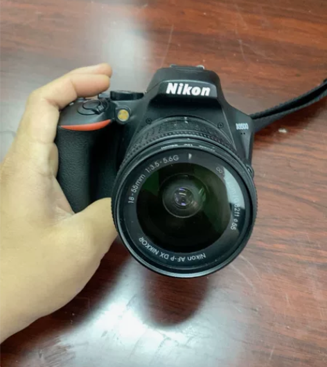 两个月的尼康D3500带18-55mm变焦...