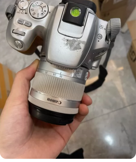 佳能200d 18-55套机 外观掉漆严重...