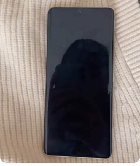 小米12S Ultra 256的，膜都是原...