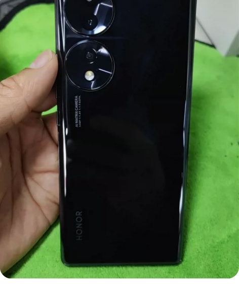 荣耀70  外屏裂 中框磕碰 如图发货看好...