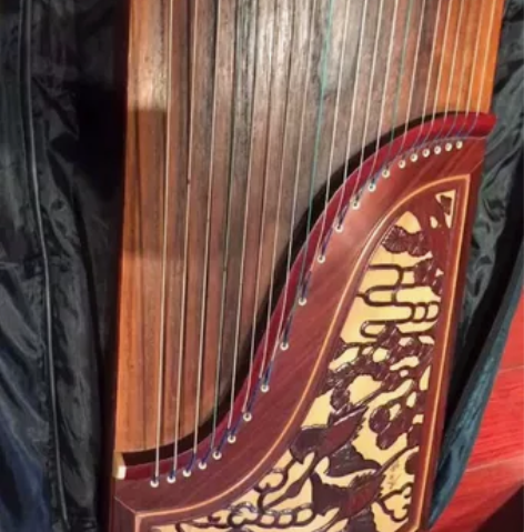 敦煌牌双鹤古筝七成新，音色明亮悠长，附调音...