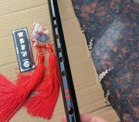 过生日朋友送的竹笛，没拆开用过，看着挺好的...