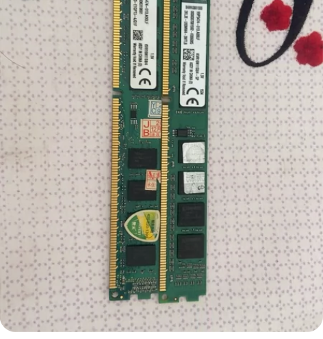 两根ddr3 4G内存。一个航嘉额定300...
